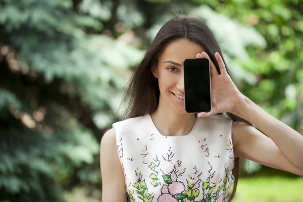 Ung vacker flicka visar skärmen smartphone — Stockfoto