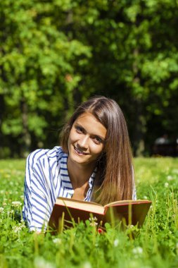 genç kadın cep telefonundan söz