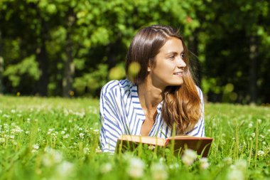 Portre fo muhteşem genç esmer okuma kitabı