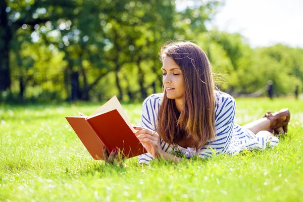 Retrato de una hermosa joven morena leyendo libro —  Fotos de Stock