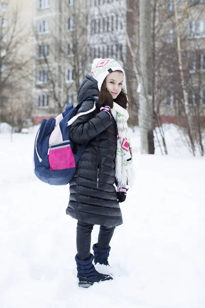 Küçük bir kız okul çağındaki kış portresi — Stok fotoğraf