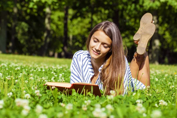 Retrato de una hermosa joven morena leyendo libro —  Fotos de Stock