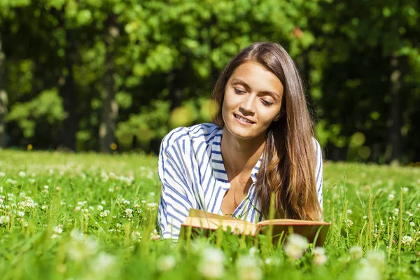 Portre fo muhteşem genç esmer okuma kitabı