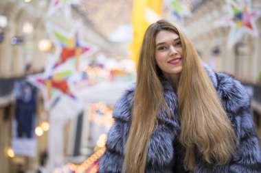 Portre genç güzel mutlu kadın kapatmak