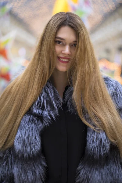 Retrato de cerca de la joven hermosa mujer feliz — Foto de Stock