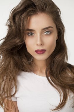 Güzel esmer kız saç ve makyaj 