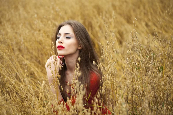 Potret seorang wanita muda berambut cokelat dengan gaun merah — Stok Foto