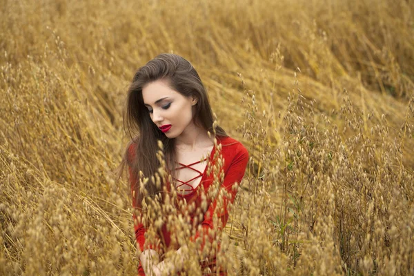 Kırmızı elbiseli bir genç esmer kadın portresi — Stok fotoğraf