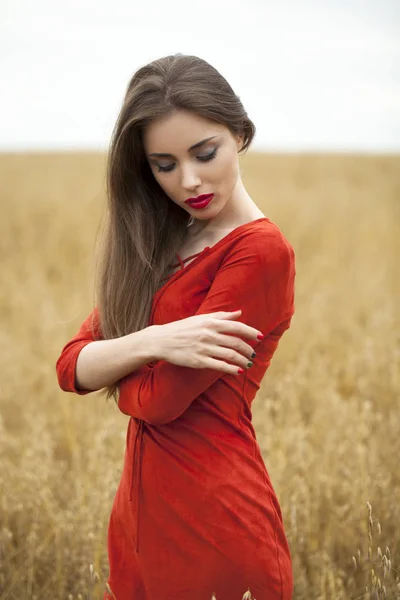 年轻的黑发女人，穿着红色的肖像 — 图库照片