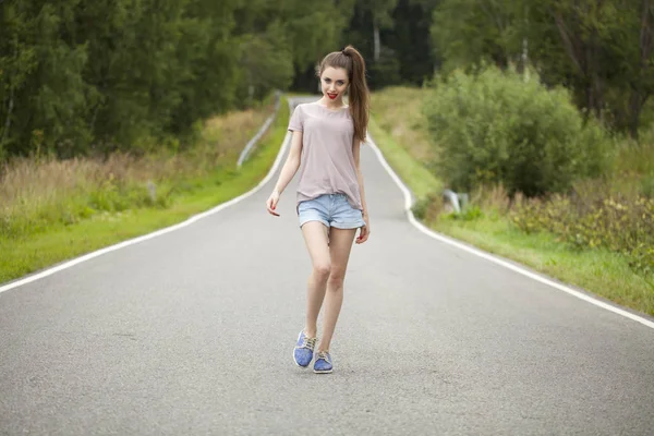 필드, 여름 야외에서 걷는 젊은 아름 다운 여자 — 스톡 사진