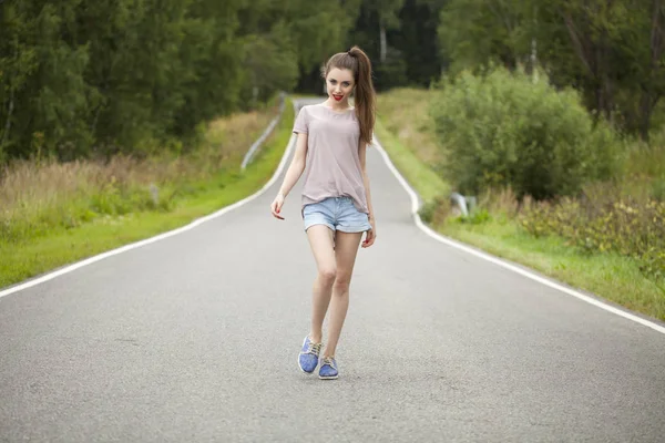 Jeune belle femme marchant dans un champ, été en plein air — Photo