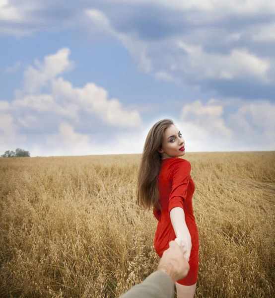 Folgen Sie mir, schöne sexy junge Frau hält die Hand eines Mannes in — Stockfoto