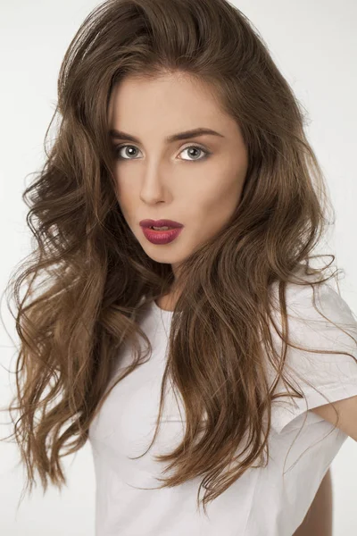 Mooie Brunette meisje met kapsel en make-up — Stockfoto