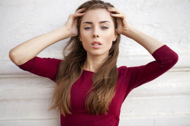 Genç ve güzel bir esmer kadının portresi.