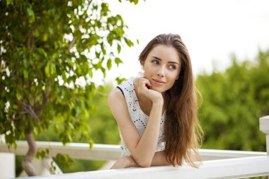 Portre yakın çekim genç güzel esmer kadın