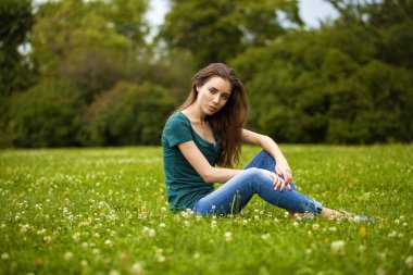 Güzel genç Mavi Jeans saçlı kadın kahverengi 