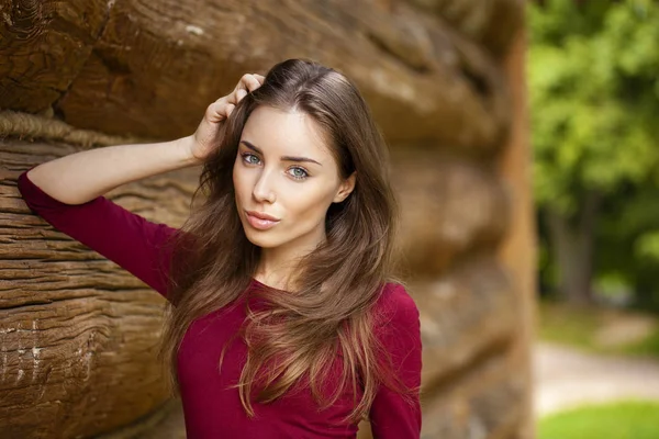 Retrato de una hermosa joven — Foto de Stock