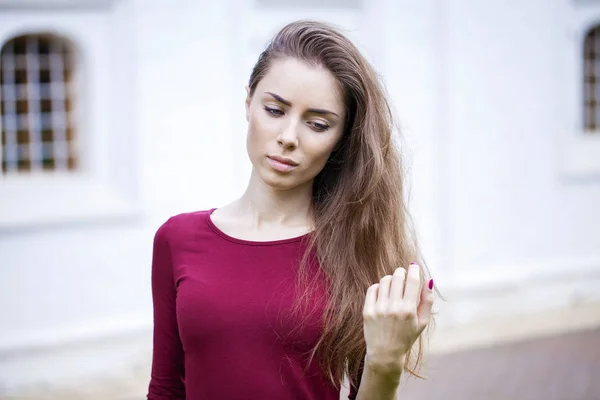 Retrato de uma jovem bela mulher morena — Fotografia de Stock