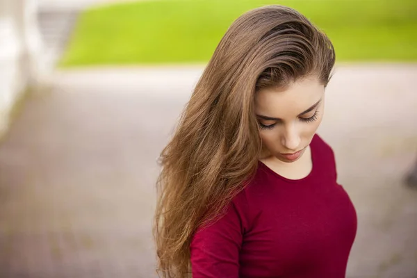 Retrato de cerca de la joven hermosa morena —  Fotos de Stock