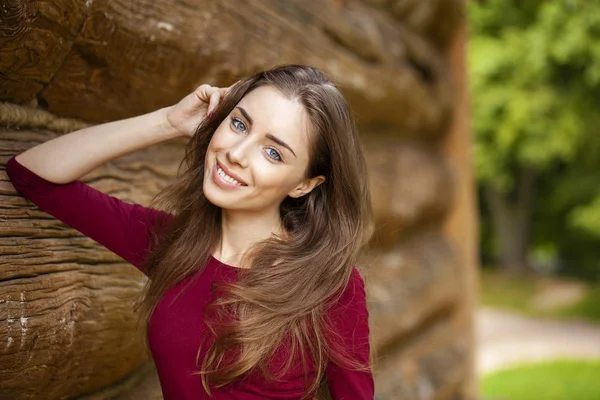 Portrait of beautiful young woman — Stock Photo, Image