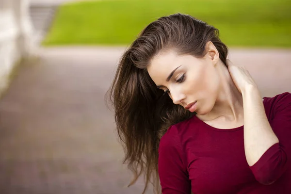 Retrato de cerca de la joven hermosa morena — Foto de Stock