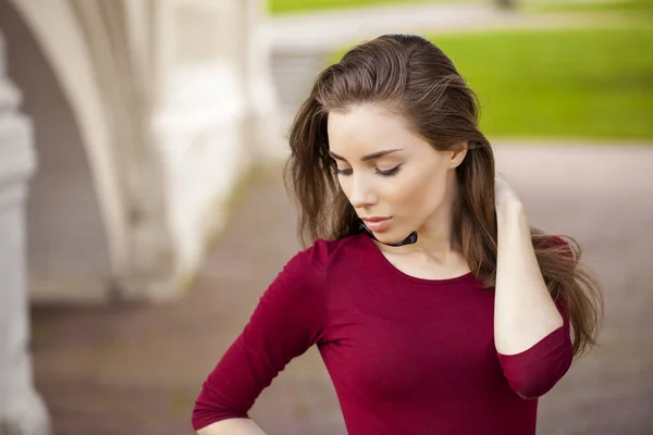 Portrait close up of young beautiful brunette woman — Stock Photo, Image