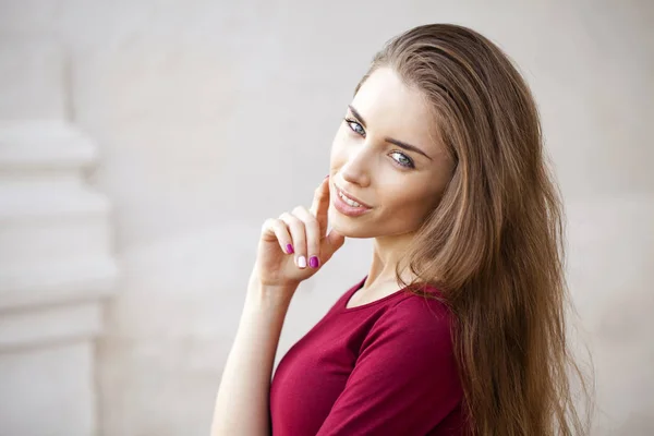 Retrato de uma jovem bela mulher morena — Fotografia de Stock