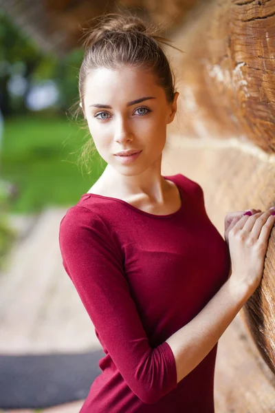 Egy gyönyörű fiatal nő portréja — Stock Fotó