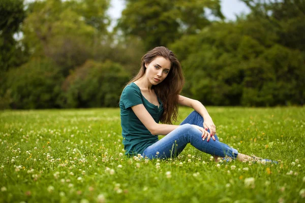 Ung smuk brun håret kvinde i blå jeans - Stock-foto