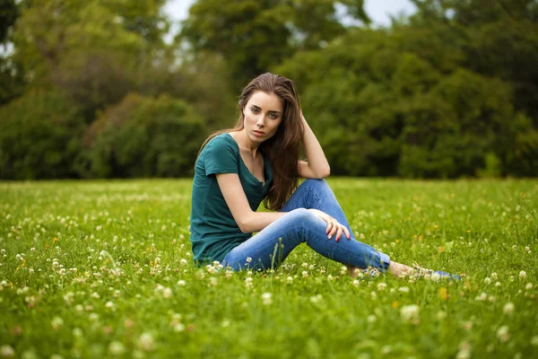 Güzel genç Mavi Jeans saçlı kadın kahverengi — Stok fotoğraf