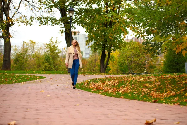 Πλήρους μήκους, περπάτημα ευτυχισμένη γυναίκα ξανθιά — Φωτογραφία Αρχείου