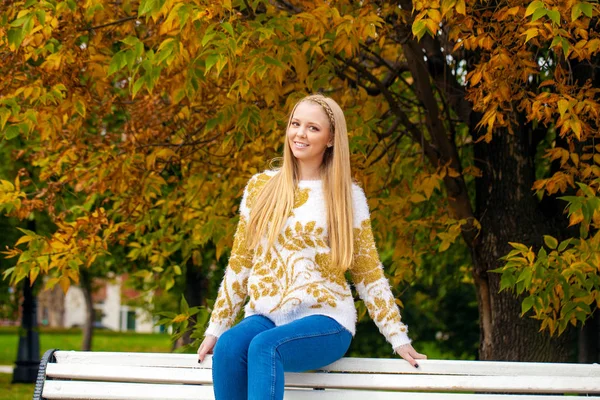 Detailní záběr portrét mladé blond krásné ženy v podzimním parku — Stock fotografie