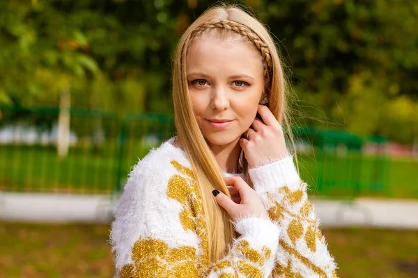 Крупним планом портрет молодої блондинки красивої жінки в осінньому парку — стокове фото