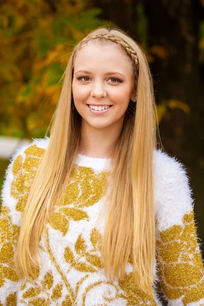 Gros plan portrait de jeune blonde belle femme dans le parc d'automne — Photo