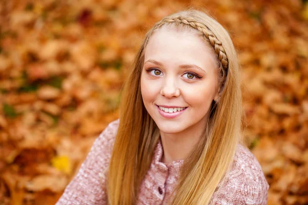 Närbild porträtt av ung blond vacker kvinna i höst park — Stockfoto