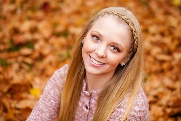 Portret młodej blond piękne kobiety w jesienny park z bliska — Zdjęcie stockowe