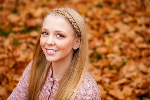关闭了画像的年轻金发的美丽的女人在秋天的公园 — 图库照片