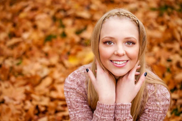 Närbild porträtt av ung blond vacker kvinna i höst park — Stockfoto