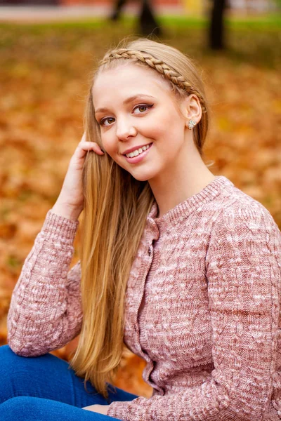 Närbild porträtt av ung blond vacker kvinna i höst park — Stockfoto