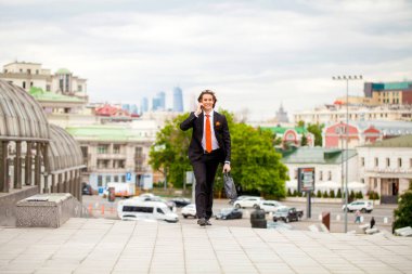 Telefon ederken genç başarılı iş adamı