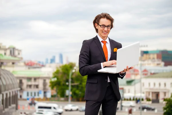 Портрет веселого бізнесмена з ноутбуком — стокове фото