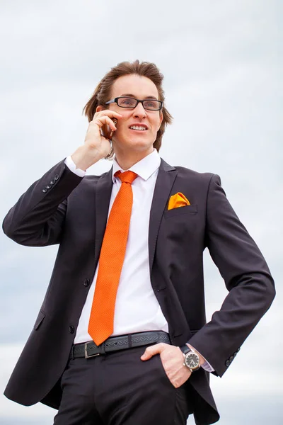 Giovane uomo d'affari di successo chiamando per telefono — Foto Stock
