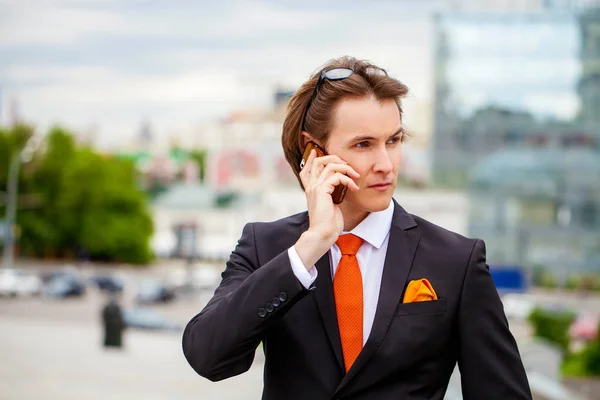 Fiatal sikeres üzletember, a telefon hívás — Stock Fotó