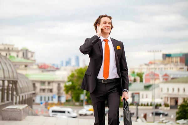 Ung framgångsrik affärsman ringer via telefon — Stockfoto