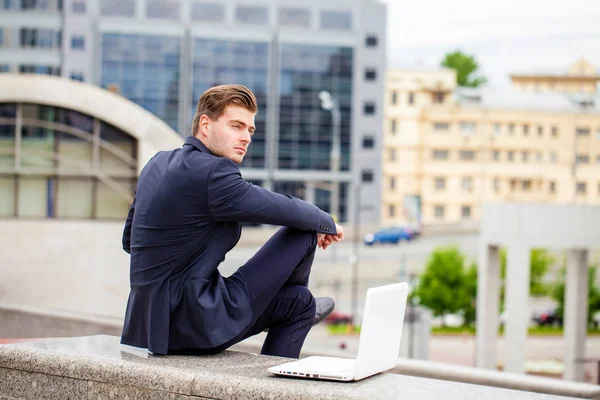 Retrato de un alegre hombre de negocios con portátil — Foto de Stock