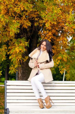 Beyaz koyun derisi kat oturma güzel Arapça esmer kadın 