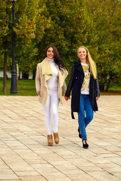 Duas jovens mulheres bonitas andando no parque — Fotografia de Stock