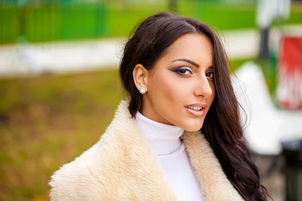 Hermosa mujer árabe cálidamente vestida otoño al aire libre —  Fotos de Stock