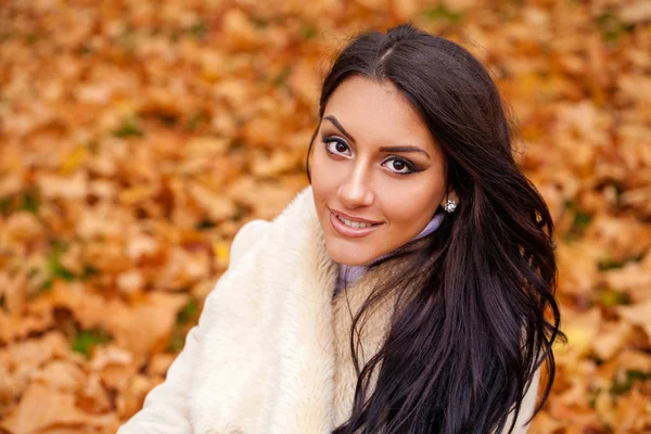 Belle femme arabe chaudement vêtue automne extérieur — Photo