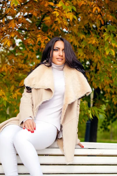 Mooie Arabische vrouw gekleed warm herfst buiten — Stockfoto